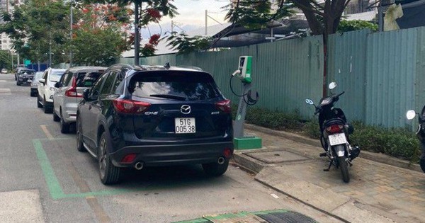 Electric vehicle users are angry because they are occupied with charging space
