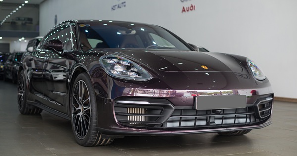 Owning a unique paint color, Porsche Panamera 2021 is for sale for more than 7 billion VND