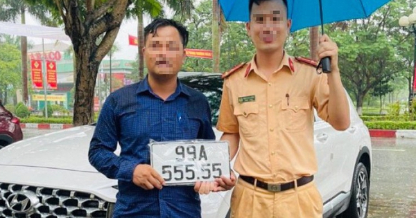 Buying a car for his wife, the man won the license plate number 555.55