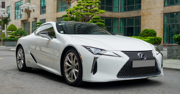 The only Lexus LC 500h in Vietnam for sale in Hanoi for 7 billion, viewers were surprised to see ODO after 5 years of rolling.