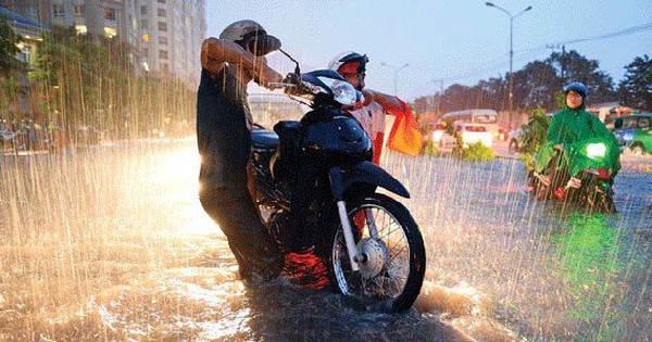 How to handle motorbikes that cannot start due to flooding?