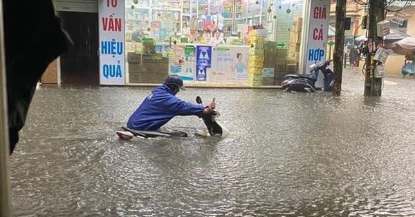 Heavy rain, Hanoi streets turned into “rivers”, flooded with wheels