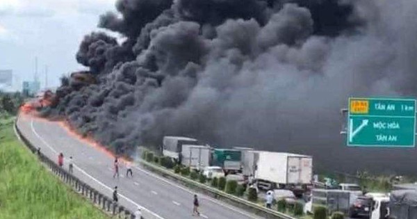 The oil tanker burned violently on the Ho Chi Minh City – Trung Luong highway, tens of meters of smoke billowing