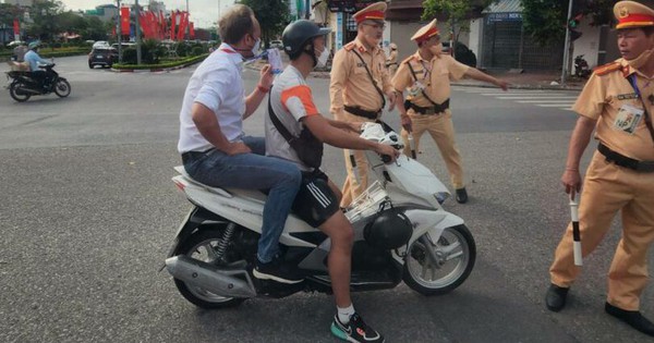 The truth behind the image of the Thai coach riding a motorbike without a helmet going to the stadium