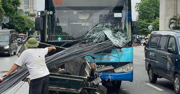 An iron truck penetrated a bus on Hanoi’s street, the scene was shocking