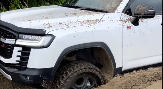 Xót xa cảnh 'chủ tịch' Toyota Land Cruiser GR-Sport bị sa lầy, tự 'đào hố chôn mình'