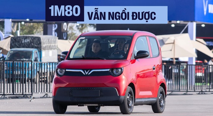 Đừng để ngoại hình đánh lừa, VinFast Minio Green có thể 'cân' được người cao 1m80 như thế này đây!