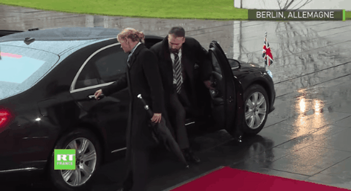 Thủ tướng Anh Theresa May mắc kẹt trong siêu xe Mercedes