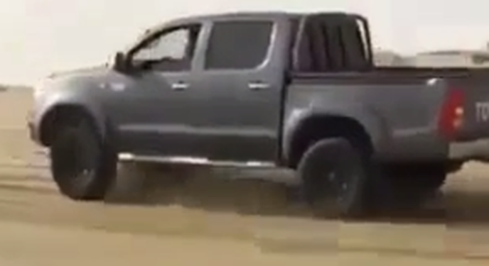 Toyota Hilux vừa chạy vừa "nhún nhảy" trên sa mạc