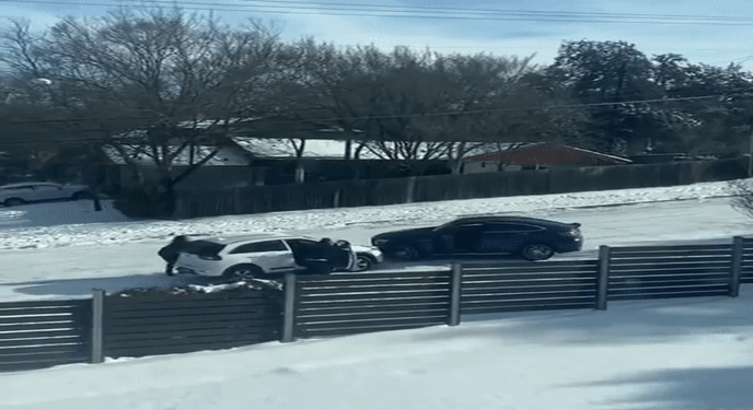 Ô tô trượt dài vì tuyết phủ dày đặc ở Texas, Mỹ