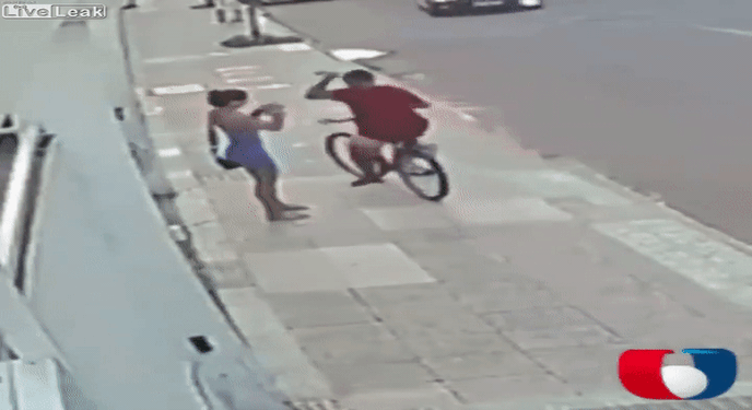 Đi xe đạp cướp điện thoại, tên trộm bị người đi đường tóm gọn chỉ sau vài phút