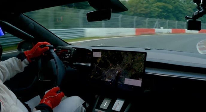 Tesla Model S Plaid 'phá banh' kỷ lục trên đường đua của Porsche Taycan Turbo