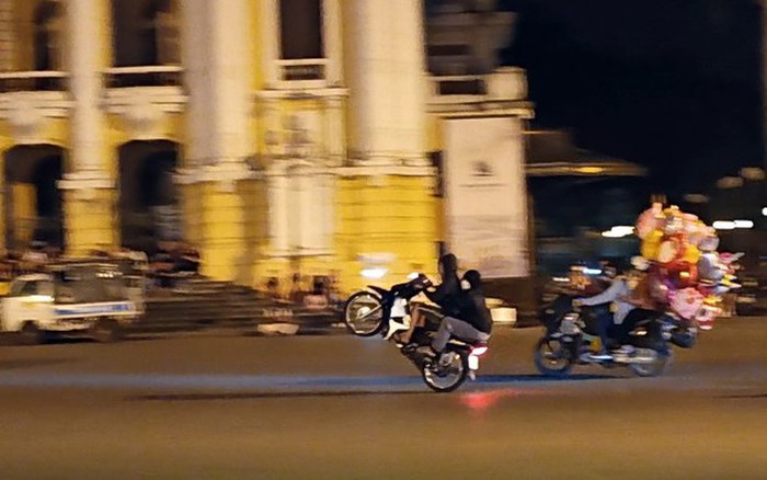 Clip] Hàng Chục Quái Xế So Kè Tốc Độ, Bốc Đầu Xe Trước Nhà Hát Lớn