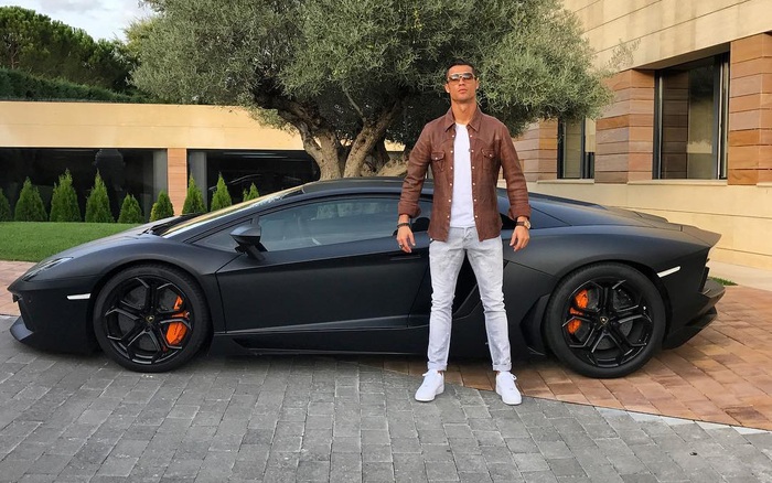 Cristiano Ronaldo bị chế ảnh vì tạo dáng cứng đơ bên Lamborghini Aventador