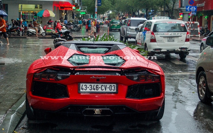 Bắt gặp Lamborghini Aventador mui trần tắm mưa tại Sài thành
