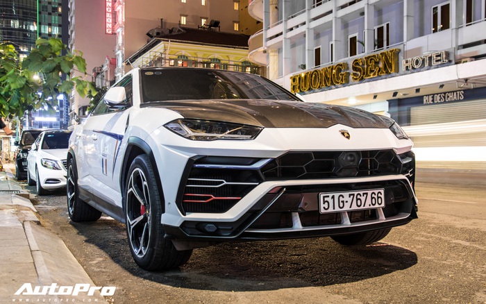 Bắt gặp Minh 'nhựa' lấy Lamborghini Urus độc nhất Việt Nam chở vợ đi chơi  đêm