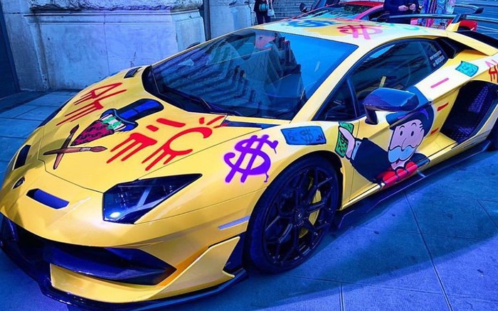 Cả phố tắc nghẽn xem nghệ sĩ đường phố trang trí Lamborghini Aventador bằng  graffiti