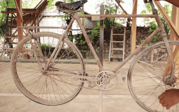 Chiếc xe đạp cũ mà được phục chế lại trở nên như mới là điều thú vị để xem. Hãy cùng chiêm ngưỡng những chi tiết tinh tế và sự tài giỏi của người thợ phục chế xe đạp.