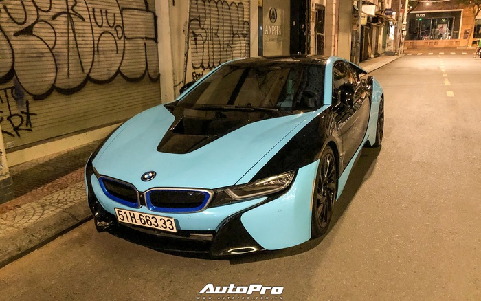  El BMW i8 del hombre de negocios en línea se destaca con su exclusivo esquema de color de dos tonos, la placa de matrícula más notable