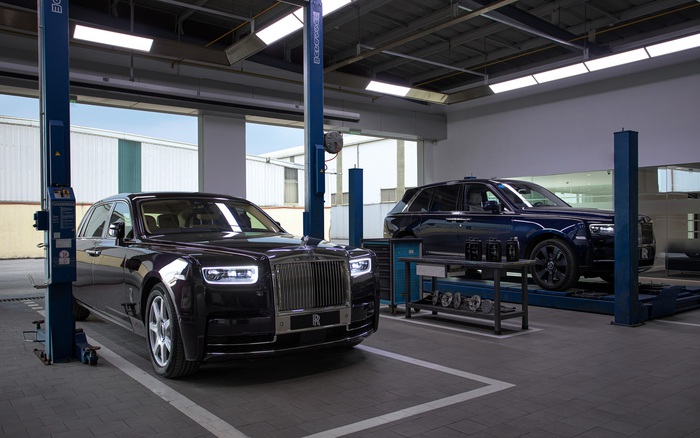 Rolls Royce Ghost  Major Service  Grab yourself an Earl Grey sit in your  favourite WingBack and enjoy a few clips of our technician Stu perfoming a  Major Service on this