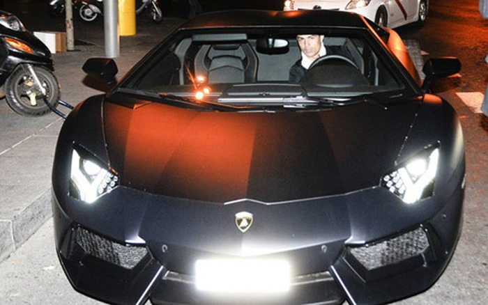 Cristiano Ronaldo dạo phố bằng Lamborghini Aventador