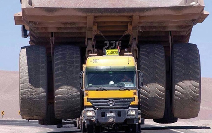 yes this is a caterpillar 797 carried by a mercedes benz actros 80513 7 09507