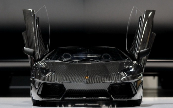 Lamborghini Aventador mô hình “đọ dáng” cùng nguyên mẫu