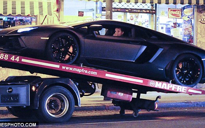 Lamborghini Aventador mới tậu của Cristiano Ronaldo gặp nạn